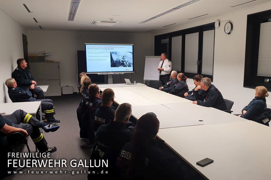 Besuch der Flughafenfeuerwehr des BER
